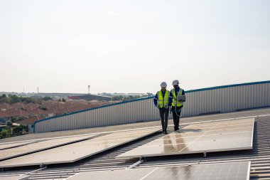 Profesyonel mühendis fotovoltaik panel sisteminin bakımı için çalışıyor. Güneş pili fabrikasındaki ekipman panellerini kontrol ederek çalışan teknisyen teftişi. Ekoloji ve alternatif güç kavramı