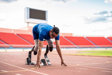 Stadyumda çalışan Asyalı sporcular protez bıçaklarla etkisiz hale getirildi. Çekici ampüte erkek koşucu egzersizi ve fiziksel sınırlamalardan bağımsız olarak Engelli Olimpiyatları antrenmanı.