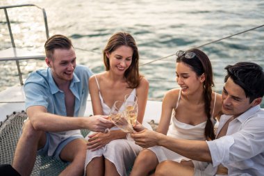 Çeşitli arkadaşlar yatta parti yaparken şampanya içerler. Çekici genç erkek ve kadınlar birlikte takılıyor, tatil tatilini kutlarken katamaran teknesi yaz günbatımında yelken açıyor..