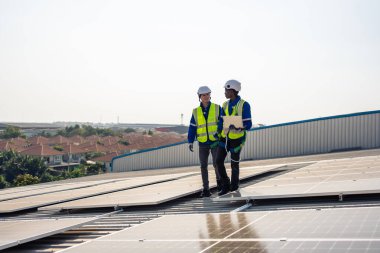 Profesyonel mühendis fotovoltaik panel sisteminin bakımı için çalışıyor. Güneş pili fabrikasındaki ekipman panellerini kontrol ederek çalışan teknisyen teftişi. Ekoloji ve alternatif güç kavramı.