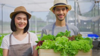 Asyalı çiftçiler sebze çiftliğinde mutlulukla çalışıyorlar.