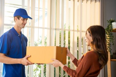 Kafkasyalı genç bir kadın depodan bir teslimat formu alıyor. Güzel, çekici bir iş kızı, posta kutusunu internetten almaya çalışıyor. Postacı dükkanına teslimat yapıyor..