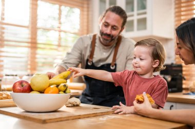 Beyaz tenli, çekici bir çift evde oğlu ile fırın pişiriyor. Mutlu Aile-Baba, Anne ve Oğlan birlikte vakit geçirip malzeme üreterek eğleniyorlar. Etkinlik ilişkisi.