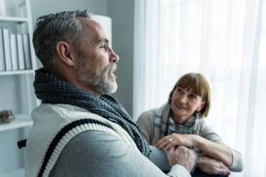 Kafkas kıdemli eş yaşlı kocayı destekliyor evde tekerlekli sandalyede oturuyor. Çekici büyükanne olgun büyükbaba hastasıyla ilgilenir. Oturma odasındaki sağlık hizmetleri için fizik tedavi uygular..