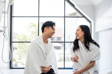 Asyalı yeni evli çift evdeki tuvalette birlikte vakit geçiriyorlar. Çekici genç adam ve kadın mutlu ve rahatlamış hissediyorlar, tatil balayının tadını çıkarıyorlar sonra da birbirlerine evde bakıyorlar..