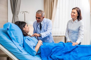 Kafkasyalı kıdemli anne hasta kızına hastane koğuşunda bakıyor. Çekici, olgun bir kadın, klinikteki dinlenme odasında doktorla teşhis tedavisini tartışıyor..