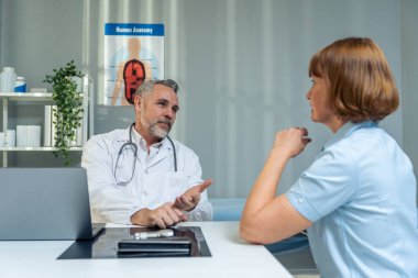 Kafkasyalı son sınıf öğrencisi bir kadın gelip doktorla sağlık sorununu görüşüyor. Hastane randevusu sırasında teşhis koymayı ve tedaviyi açıklamaya çalışan yaşlı terapist..