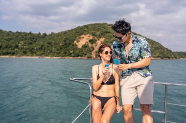 Kafkasyalı genç bir çift yatta parti yaparken şampanya içiyor. Çekici bir erkek ve kadın birlikte takılıyor, yıl dönümü balayı gezisini kutlarken katamaran teknesi yaz günbatımında yelken açıyor.