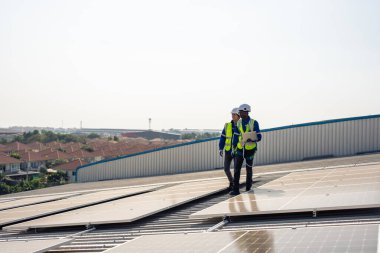 Profesyonel mühendis fotovoltaik panel sisteminin bakımı için çalışıyor. Güneş pili fabrikasındaki ekipman panellerini kontrol ederek çalışan teknisyen teftişi. Ekoloji ve alternatif güç kavramı.