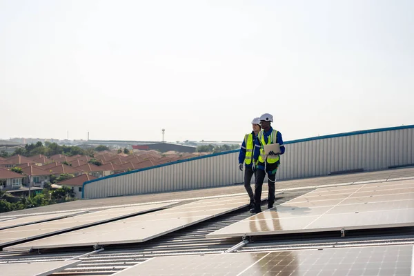 Profesyonel mühendis fotovoltaik panel sisteminin bakımı için çalışıyor. Güneş pili fabrikasındaki ekipman panellerini kontrol ederek çalışan teknisyen teftişi. Ekoloji ve alternatif güç kavramı.