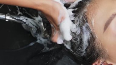 Modern kuaförde kuaförde güzellik yapan Asyalı kadın.