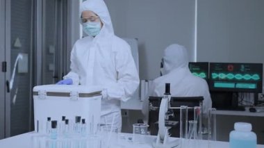 Coronavirus aşısı farmasötik biyoloji araştırma ve geliştirme bilim adamları tarafından araştırıldı. Profesyonel araştırmacı covid-19 aşı ve ilaç üretim şirketinin laboratuvar odasında çalışıyor.