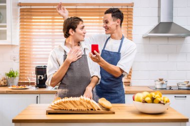 Beyaz, yakışıklı, eşcinsel, erkek partnere evlilik teklifi. Çekici, romantik, LGBTQ aşığı bir adam evlilik yüzüğüyle çiftlere evlenme teklif ediyor..