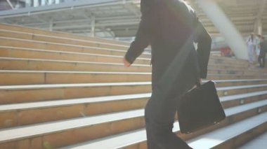 Takım elbiseli iş adamı şehirde yürüyor, iş adamları konsepti