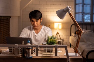 Karısı geceleri yatak odasında uyurken Asyalı genç adam çok çalışıyor. Çekici yakışıklı iş adamı dizüstü bilgisayarı daktilo ediyor. Evde yatmadan önce masada iletişim kuruyor..