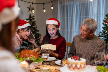 Asyalı sevimli aile evde Noel partisinde hediyelerini değiş tokuş ediyor. Çekici genç bir kadın yemek yerken akrabalarından hediye alıyor. Şükran Günü 'nü evdeki yemek masasında kutluyor..
