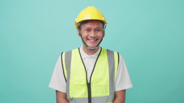 Asyalı bir zanaatkarın ya da marangozun portresi. Kameraya bakın..