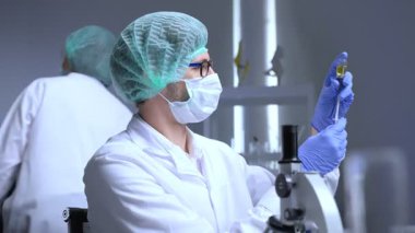 Coronavirus aşısı farmasötik biyoloji araştırma ve geliştirme bilim adamları tarafından araştırıldı. Profesyonel araştırmacı covid-19 aşı ve ilaç üretim şirketinin laboratuvar odasında çalışıyor.