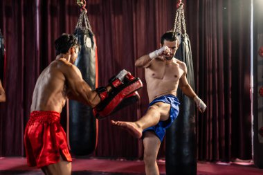 İki genç profesyonel boksör sahnede bir yarışma düzenliyor. Çekici erkek atlet dövüşçüleri kaslı üstsüz yumruklar ve vurucu rakipler stadyumdaki ringde boks egzersizlerinin keyfini çıkarıyorlar..