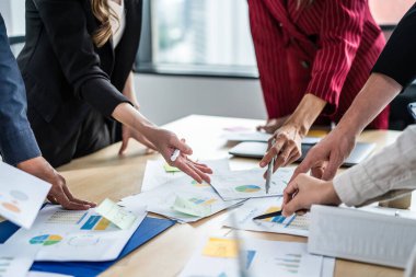 Ofiste çalışan genç iş adamları ve iş kadınlarına yakın durun. Çekici bir çalışan beyin fırtınası ve takım olarak buluşmak, iş yerinde proje planlamak ve tartışmak. Modern meslektaş konsepti