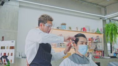 Berber dükkanındaki kuaförden yeni saç stili ve tedavi hizmetinin keyfini çıkarın.