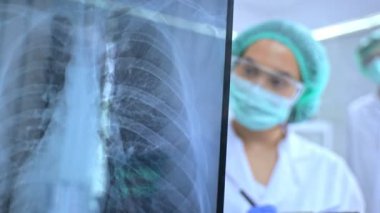 Coronavirus aşısı farmasötik biyoloji araştırma ve geliştirme bilim adamları tarafından araştırıldı. Profesyonel araştırmacı covid-19 aşı ve ilaç üretim şirketinin laboratuvar odasında çalışıyor.