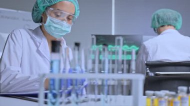 Coronavirus aşısı farmasötik biyoloji araştırma ve geliştirme bilim adamları tarafından araştırıldı. Profesyonel araştırmacı covid-19 aşı ve ilaç üretim şirketinin laboratuvar odasında çalışıyor.