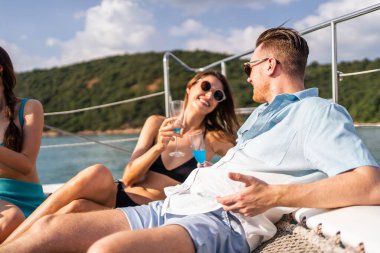 Kafkasyalı genç bir çift yatta parti yaparken şampanya içiyor. Çekici bir erkek ve kadın birlikte takılıyor, yıl dönümü balayı gezisini kutlarken katamaran teknesi yaz günbatımında yelken açıyor..