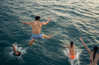 Bir grup genç arkadaş sahile atlıyor, yatta parti veriyorlar. Çekici erkek ve kadın insanlar birlikte takılıyor, tatil tatilini kutlarken katamaran teknesi yaz günbatımında yelken açıyor..