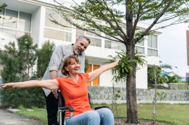 Beyaz tenli son sınıf öğrencisi bahçede tekerlekli sandalyede karısına destek oluyor. Çekici, olgun bir adam yaşlı bir kadınla ilgileniyor ve onunla yürüyor. Parkta birlikte fizik tedavi görüyor.