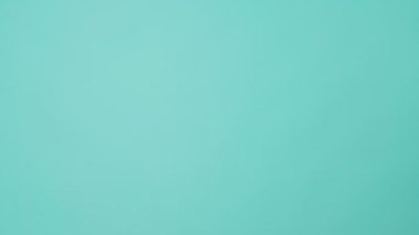 Stüdyonun arka planında insan eli var.