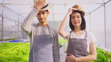 Asyalı çiftçiler sebze çiftliğinde mutlulukla çalışıyorlar.