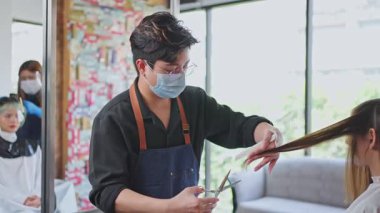 Berber dükkanındaki kuaförden yeni saç stili ve tedavi hizmetinin keyfini çıkarın.