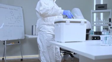 Coronavirus aşısı farmasötik biyoloji araştırma ve geliştirme bilim adamları tarafından araştırıldı. Profesyonel araştırmacı covid-19 aşı ve ilaç üretim şirketinin laboratuvar odasında çalışıyor.