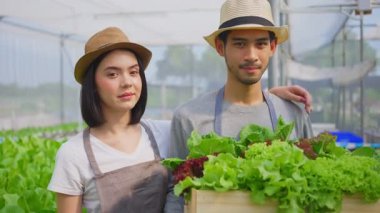 Asyalı çiftçiler sebze çiftliğinde mutlulukla çalışıyorlar.