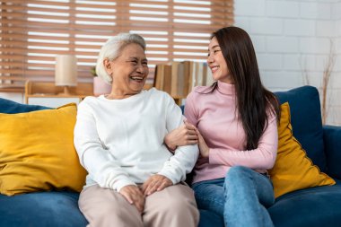 Asyalı sevimli bir aile, genç bir kız, yaşlı bir anneye sarılıp selamlıyor. Çekici bir kadın torun, son sınıftaki olgun bir kadını ziyaret ediyor. Oturma odasında birlikte vakit geçiriyorlar ve birbirlerine bakıyorlar.