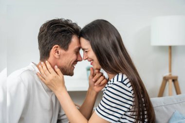 Kafkasyalı genç çift boş zamanlarını birlikte oturma odasında geçiriyorlar. Çekici yeni evli erkek ve kadın kanepede oturur ve sabahları birbirlerine bakarlar. Evde etkinlik ilişkisi.