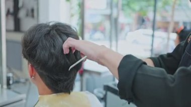 Berber dükkanındaki kuaförden yeni saç stili ve tedavi hizmetinin keyfini çıkarın.