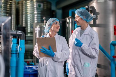 Kafkas kadın bilim adamı fabrika deposunda laboratuarda çalışıyor. Çekici kadın kimyager, bilimsel araştırma laboratuarında maden suyu şişelerini incelerken kimyasal bir numuneyi analiz etti..