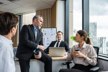Ofiste çalışan çok ırklı iş adamı ve iş kadını grubu. Çekici bir çalışan beyin fırtınası ve takım olarak buluşmak, iş yerinde proje planlamak ve tartışmak. Modern meslektaş konsepti
