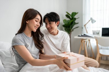 Asyalı güzel bir kadın erkek arkadaşından doğum günü hediyesi alıyor. Çekici bir genç kız kocasından sürpriz gelecek diye mutlu ve heyecanlı hissediyor ve yıl dönümünü evde kutlamaya hazır..