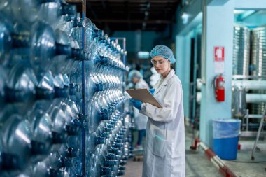 Kafkas kadın bilim adamı fabrika deposunda laboratuarda çalışıyor. Çekici kadın kimyager, bilimsel araştırma laboratuarında maden suyu şişelerini incelerken kimyasal bir numuneyi analiz etti..