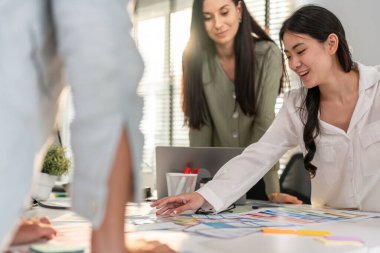 Ofiste çalışan bir grup Asyalı işadamı ve iş kadını. Çekici bir çalışan beyin fırtınası ve takım olarak buluşmak, iş yerinde proje planlamak ve tartışmak. Modern meslektaş konsepti.
