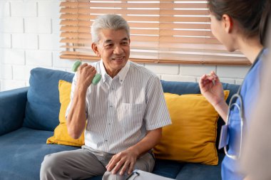 Asyalı yaşlı bir adam hemşirenin desteğiyle fizyoterapiste gidiyor. Olgun yaşlı erkek hasta oturma odasında kanepede oturup evde bakım yapan hastayla dambıl egzersizi yapıyor..