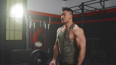 Modern ve iyi donanımlı eğitim tesisinde teknik atletizm konusunda kararlı fitness meraklısı.