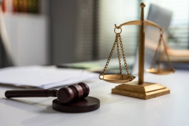 Mahkemede avukat çekici ve eşitlik terazisi kullanıldı. Başsavcının çalışma masasındaki iş ekipmanlarını kapatın. Hukuk ve Hukuki İş Hizmetleri kavramı.