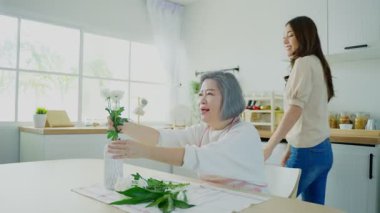 Parlak modern stüdyoda çiçek düzenleyen bir kadın.