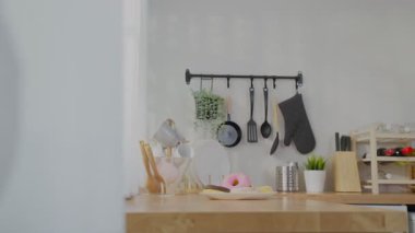 Mutfak tezgahında mutfak gereçleri ve dekorasyon