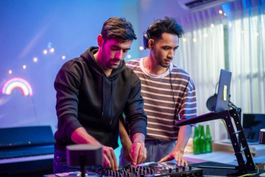 Annenin ellerini kapat ve yatak odasında uyuyan kızına iyi bak. Çekici, mutlu bir aile, güzel bir anne, rahat bir şekilde uyuyan bir çocuğa battaniye örtür..