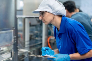 Kafkasyalı kadın sanayi işçisi fabrika deposunda tek başına çalışıyor. Çekici kadınlar, maden suyu siparişleri şişelerini ve gıda ürünlerini fabrika deposunda mutlulukla işlerler..